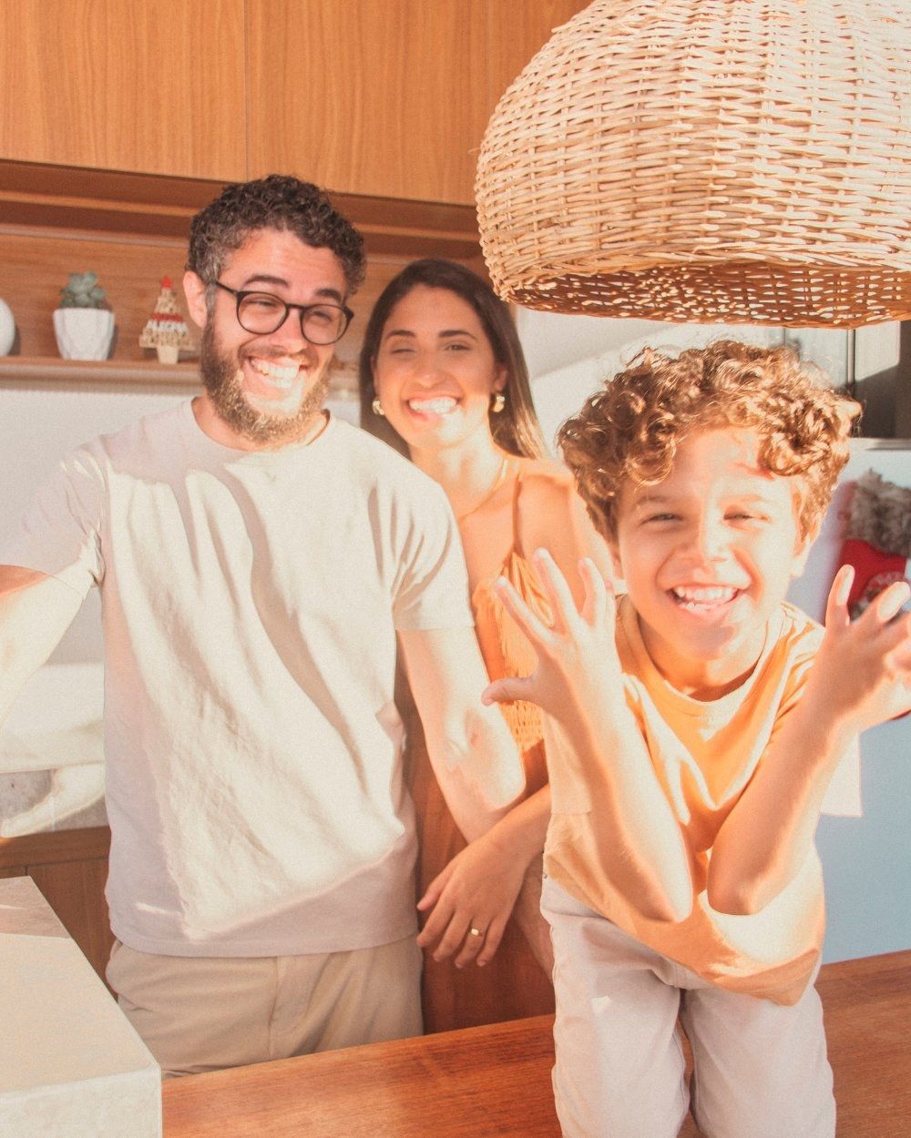 Família Roza: Manoel, Natália e Oliver sorrindo juntos em casa
